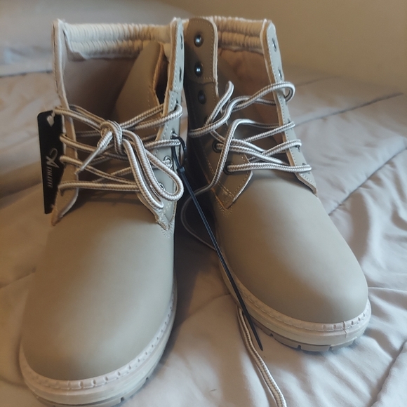 Size 8.5 Boot - Picture 6 of 8